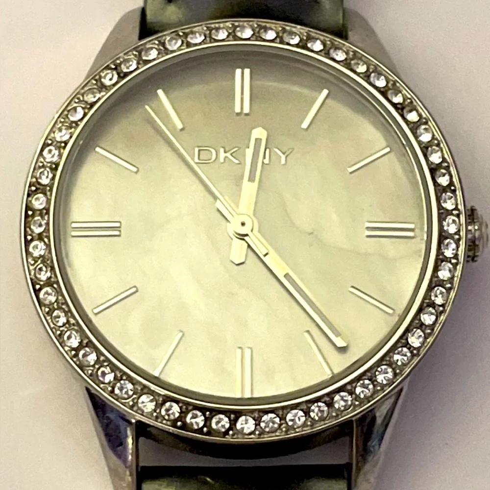 DKNY Women’s watch with silver case. Mother of Pearl dial. - Picture 2 of 7